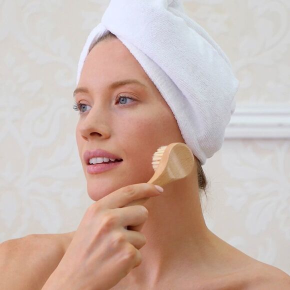 ✨HP✨DAILY FACIAL DRY BRUSH✨ - Picture 1 of 9